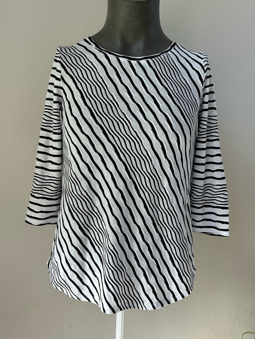 Chico's Textured Black and White Striped 3/4 Sleeve Casual Tee (Size 0 = Small)